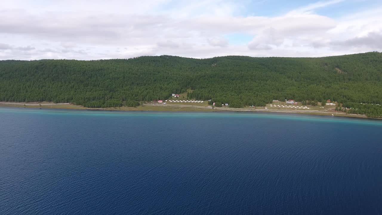 몽골의 khuvsgul 호수를 따라 유르트를 향해 이동하는 공중 드론