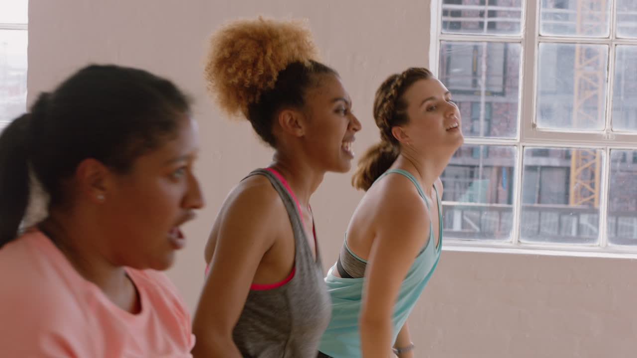 clase de baile grupo joven de gente multirracial bailando practicando movimientos de coreografía entrenamiento en gimnasio disfrutando de un estilo de vida activo y saludable