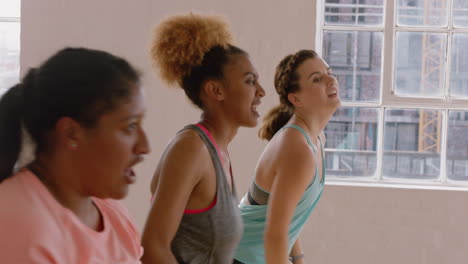 clase de baile grupo joven de gente multirracial bailando practicando movimientos de coreografía entrenamiento en gimnasio disfrutando de un estilo de vida activo y saludable