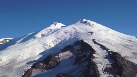pico de montaña cubierto de nieve