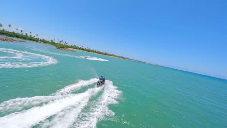 Turistas-Disfrutando-De-Un-Paseo-En-Moto-De-Agua-En-El-Mar-Caribe-En-Verano