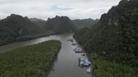 Hermosa-Ubicación-De-Ecoturismo-En-Un-Río-Tropical-A-La-Sombra-De-Una-Montaña-Alta