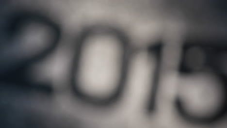 2015 en brillo en superficie negra