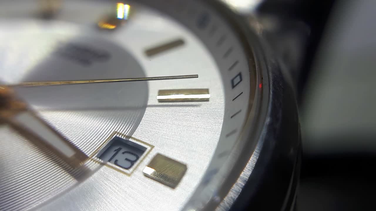 reloj de pulsera en el sentido de las agujas del reloj, día 13