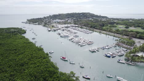 Barcos-Y-Yates-En-El-Puerto-Deportivo-De-Port-Douglas-En-Packers-Creek-En-El-Norte-De-Queensland,-Australia