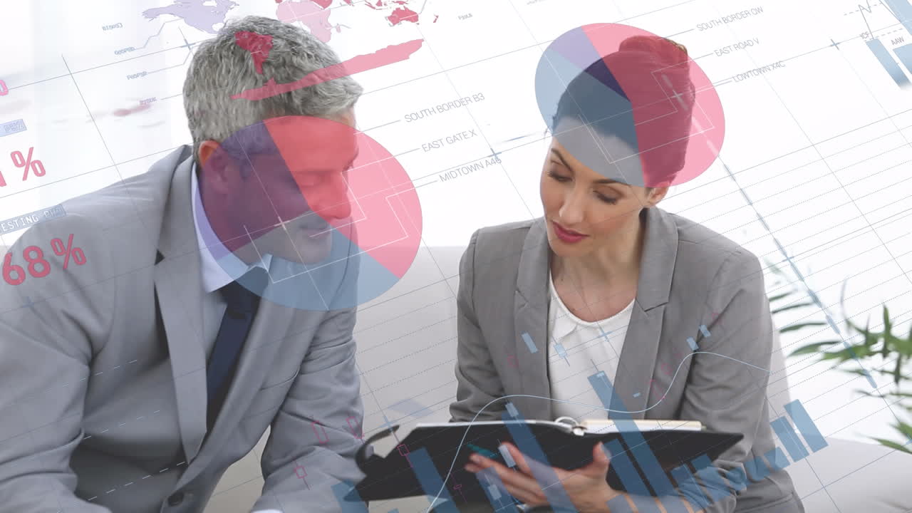 animación del procesamiento de datos contra diversos hombres y mujeres de negocios que discuten en la oficina.