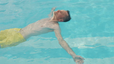 hombre relajándose en una piscina