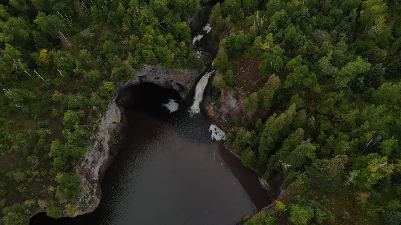 hermosa cascada junto al lago superior en la costa norte de minnesota durante la vista aérea de finales de verano