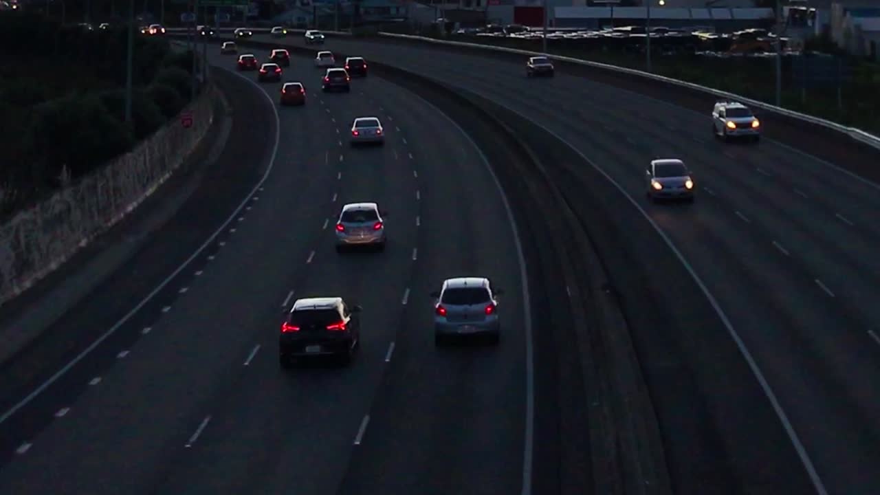 Pendlertrafikken glider problemfrit på bymotorvejen sent om aftenen