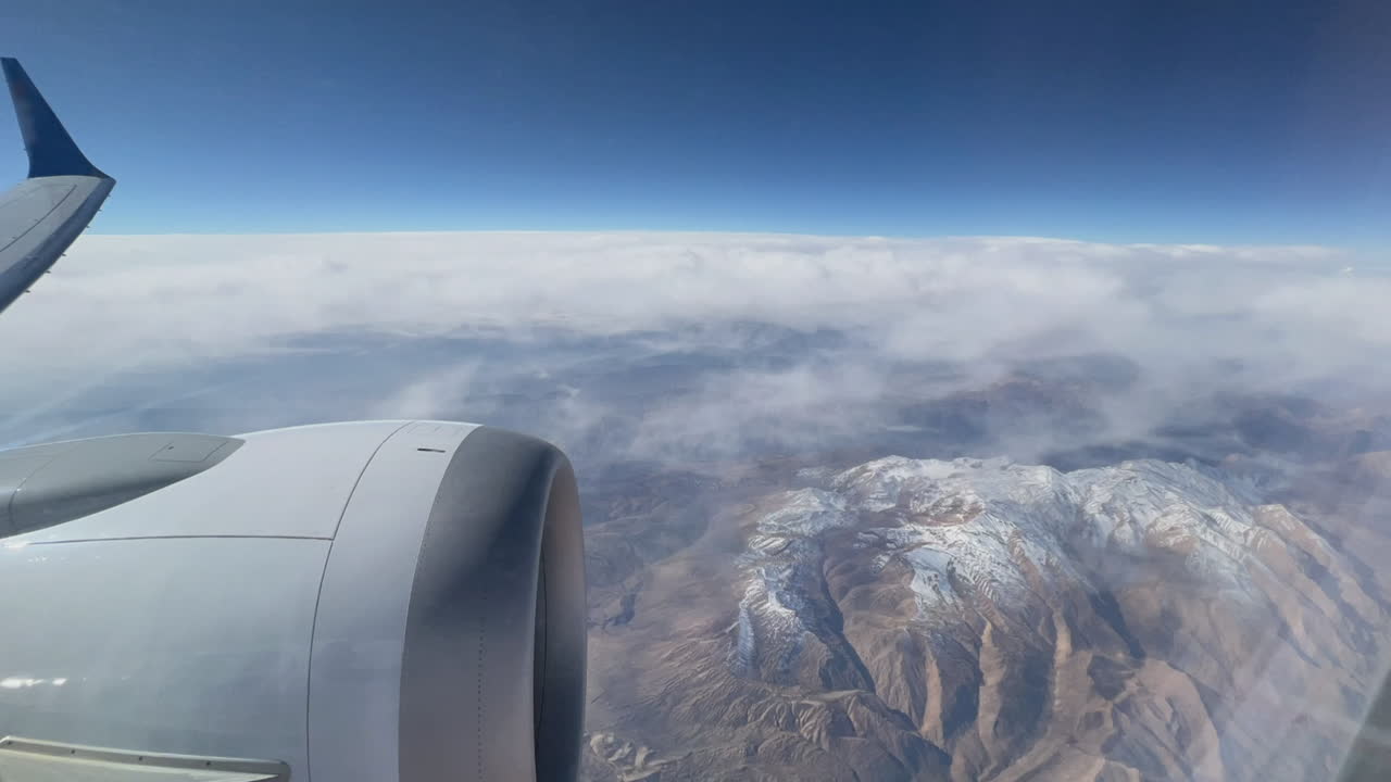 vista de avión de las montañas y las nubes