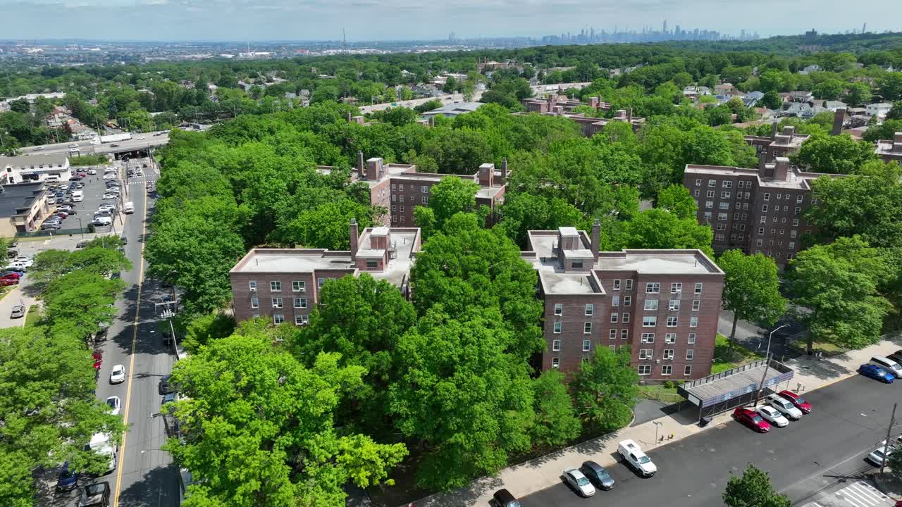 여름에 초록색 나무로 둘러싸인 스테이튼 아일랜드의 주거 단지의 드론  ⁇ 도 촬영