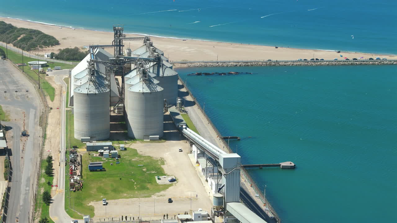 movimiento lateral de drones cerca de los silos industriales en tierras costeras, necochea, argentina.