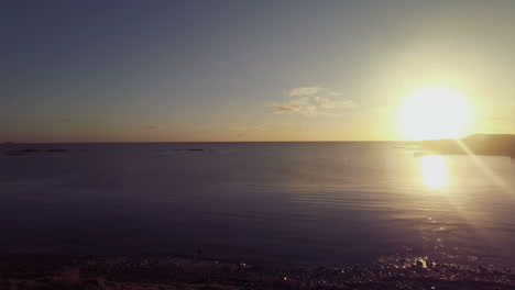 puesta de sol en una hermosa playa