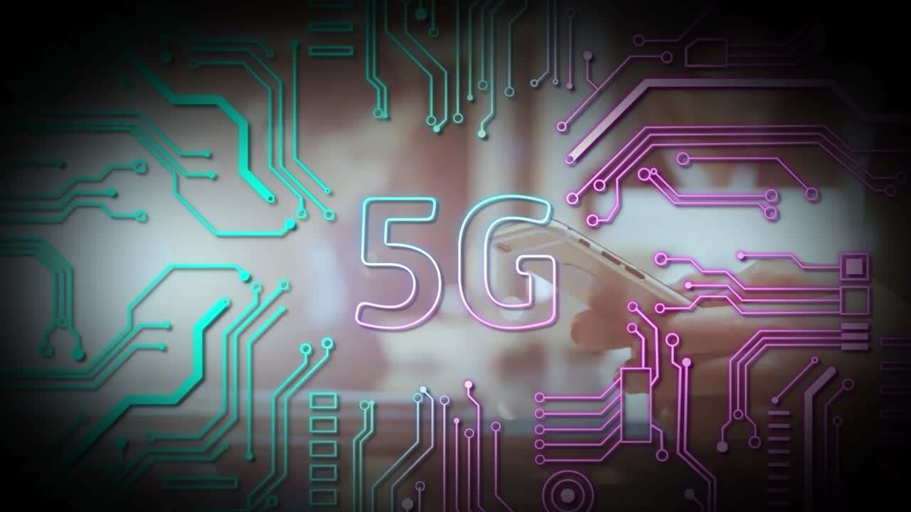 Animazione del testo 5G e di un circuito stampato, sovrapposti a una donna d'affari che utilizza lo smartphone.