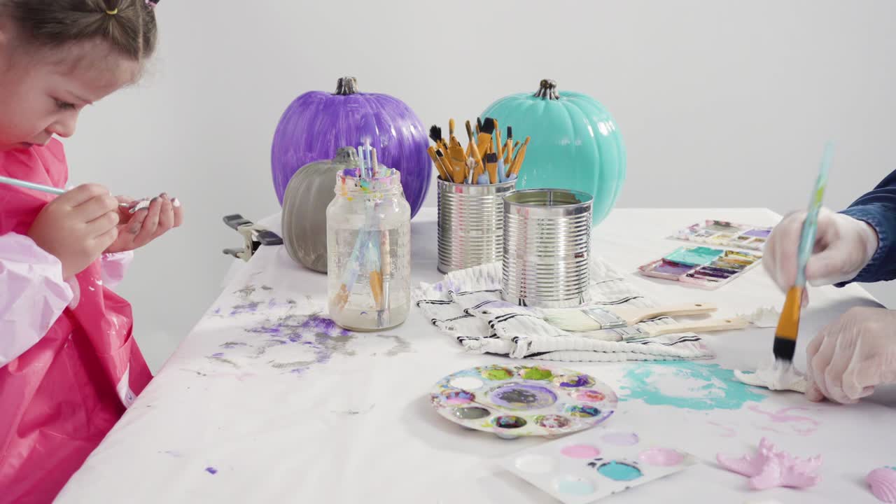 pintar calabaza de artesanía con pintura acrílica para crear una calabaza decorada de la sirena de halloween.