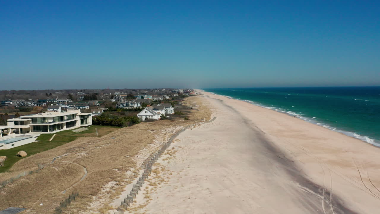 Esplora la spiaggia di Southampton negli Hamptons con un'ipnotizzante ripresa drone sull'oceano, che rivela la serena bellezza del rifugio costiero di New York