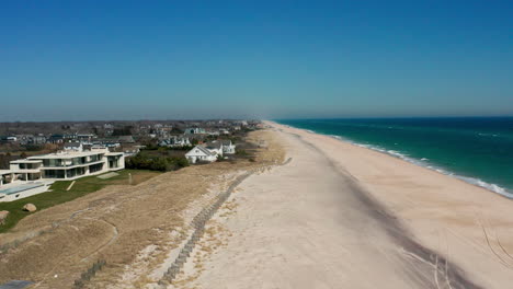 Erkunden-Sie-Den-Strand-Von-Southhampton-In-Den-Hamptons-Mit-Einer-Faszinierenden-Drohnenaufnahme-Des-Ozeans-Und-Entdecken-Sie-Die-Ruhige-Schönheit-Dieses-Küstenorts-In-New-York