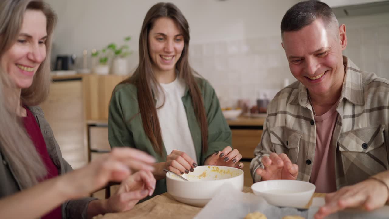 가족 들 이 함께  을 는 것