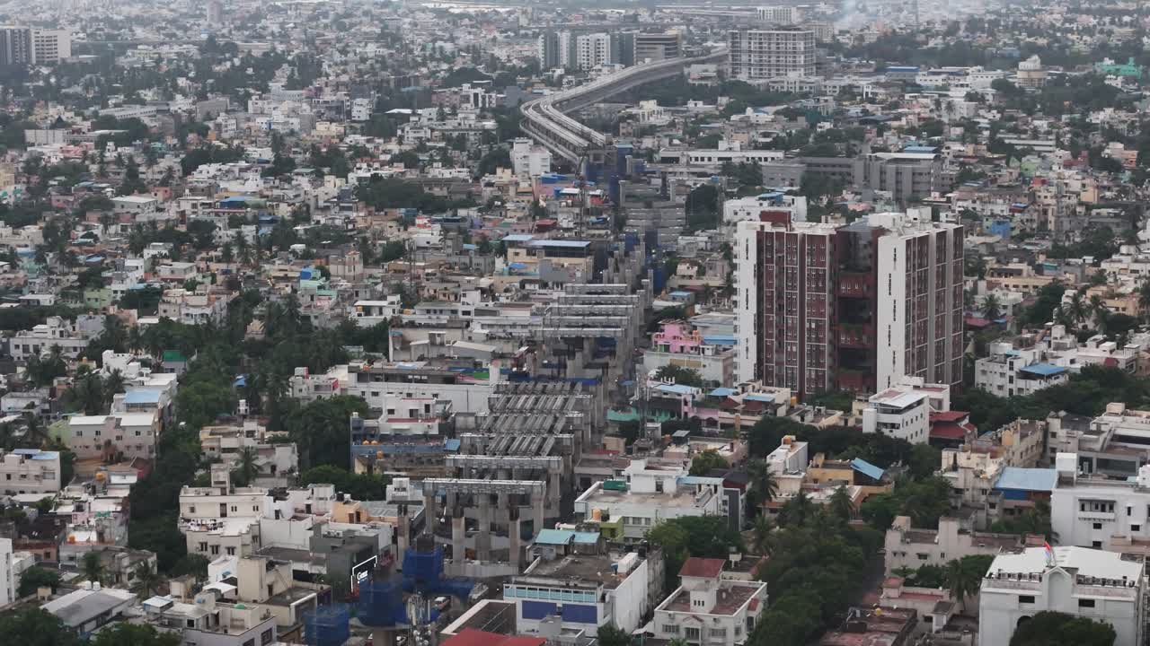 Una ripresa aerea mozzafiato rivela la costruzione della fase 2 della metropolitana di Chennai nella zona di Virugambakkam. Il filmato mette in evidenza il binario a due piani in costruzione per migliorare la connettività e ridurre la congestione.