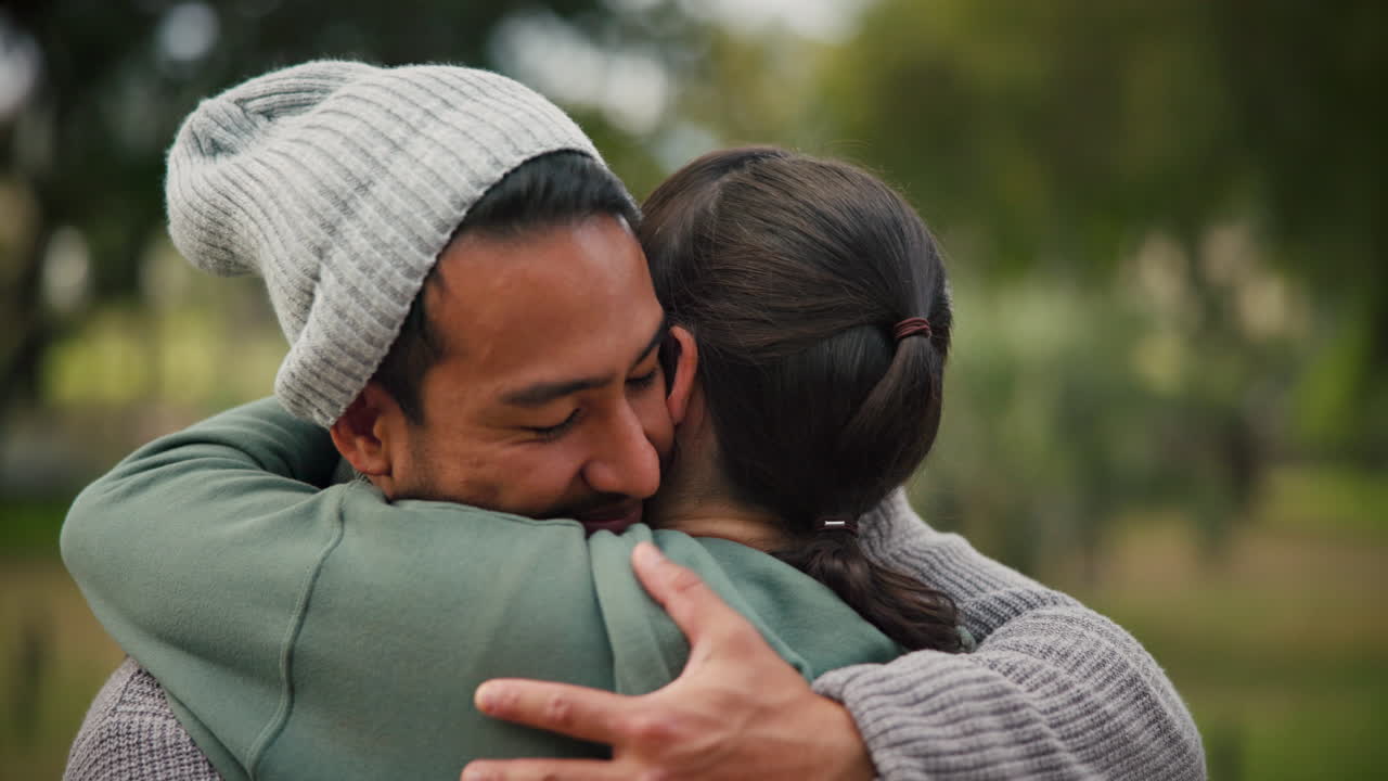 feliz, abrazar y pareja con amor