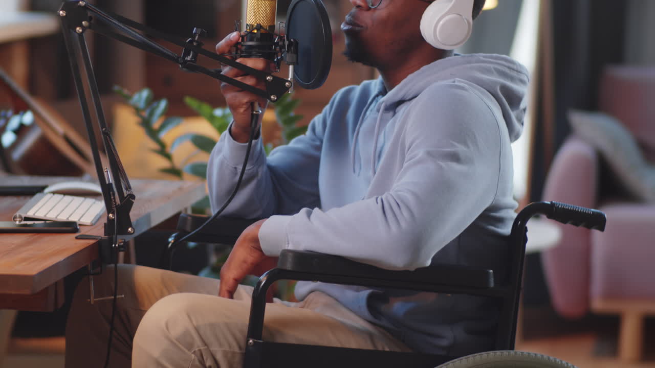 hombre en silla de ruedas grabando podcast