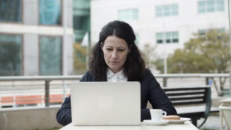 Mujer-De-Negocios,-Utilizar-La-Computadora-Portátil,-En,-Café