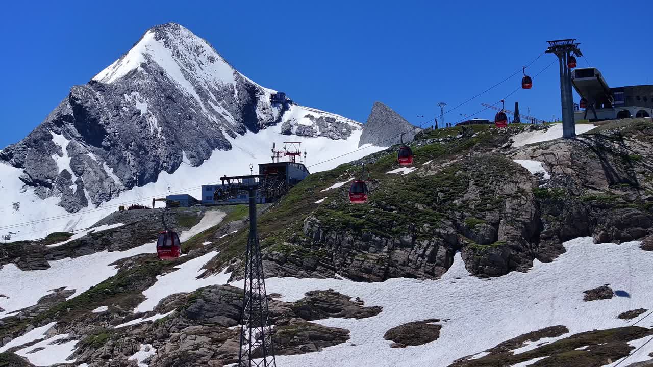 los teleféricos llevan a los esquiadores a las altas montañas nevadas