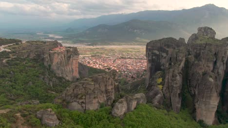 Aerial-Establishing-Shot-Of-Modern-Day-Meteora-Kalambaka,-Greece