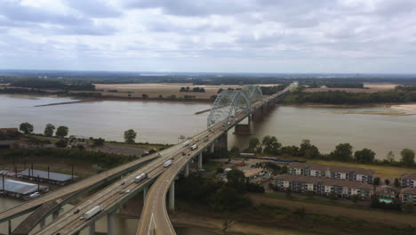 vehículos que viajan sobre el puente de memphis y arkansas