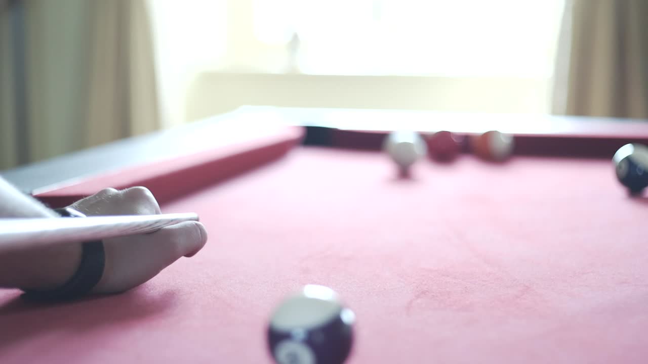 Imbucare una bilia a tinta unita sul tavolo da snooker