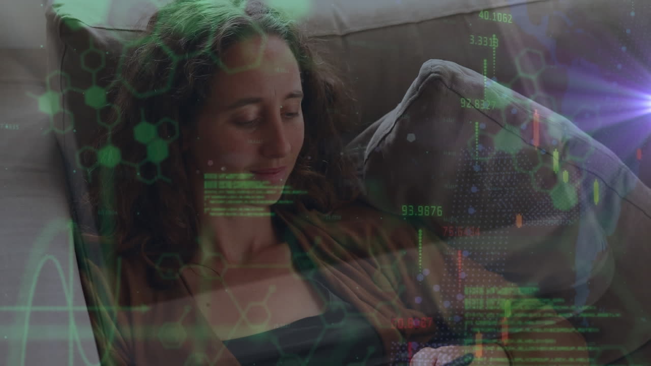animación del procesamiento de datos sobre una mujer caucásica que usa un teléfono inteligente