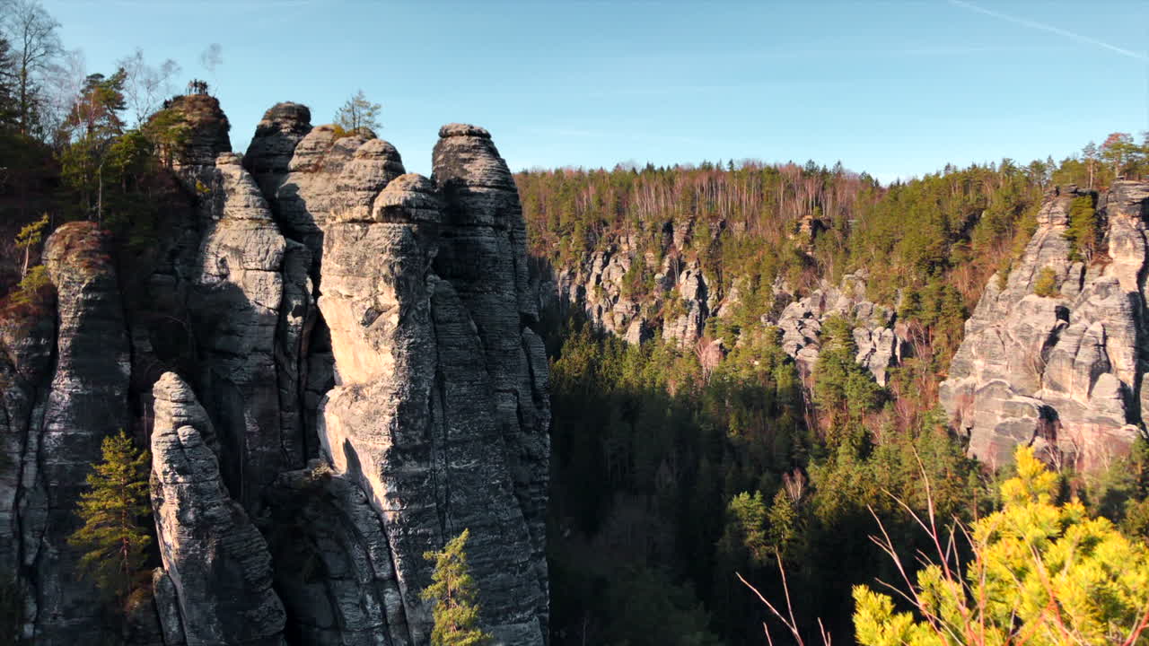 숲 속 의 경치 좋은 바위 형태