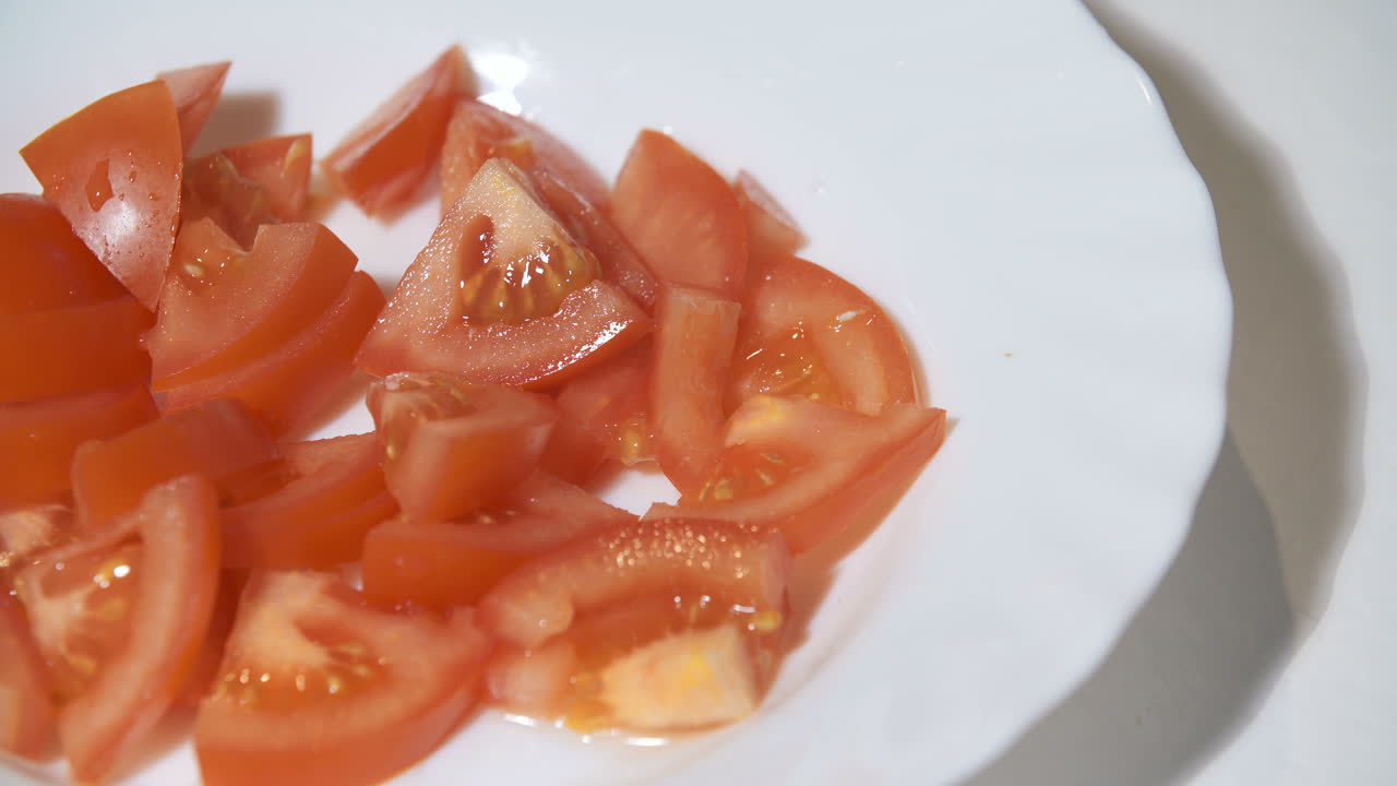 부엌에서 접시에 다진 토마토 요리 1