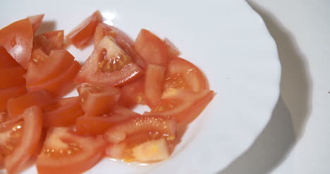 cocinar tomates picados en un plato en la cocina 1