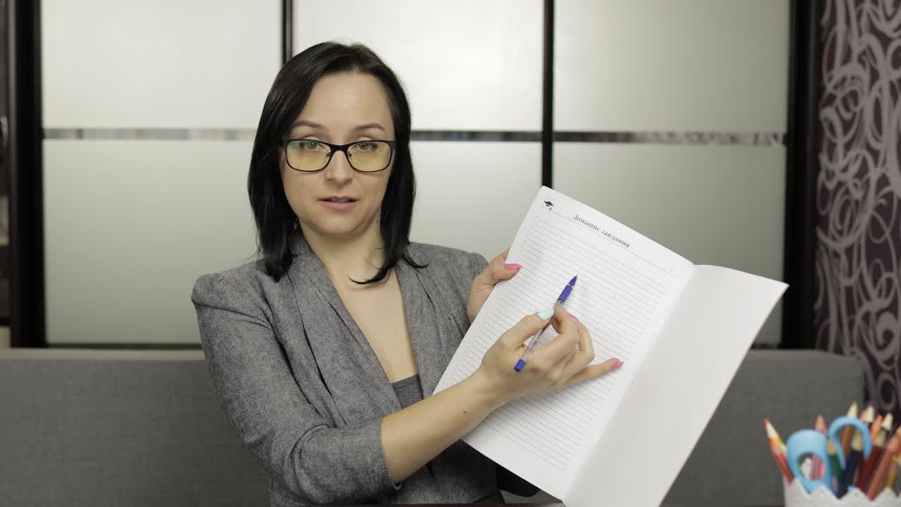 maestra haciendo videoconferencia. educación a distancia con la clase de los niños en casa