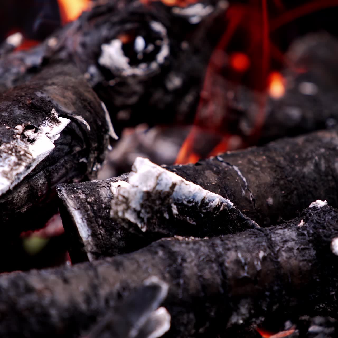 ?hargrill with burning wood