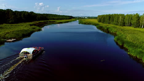 Boot-Mit-Touristen,-Die-Tagsüber-Im-Fluss-Lielupe-Kreuzen