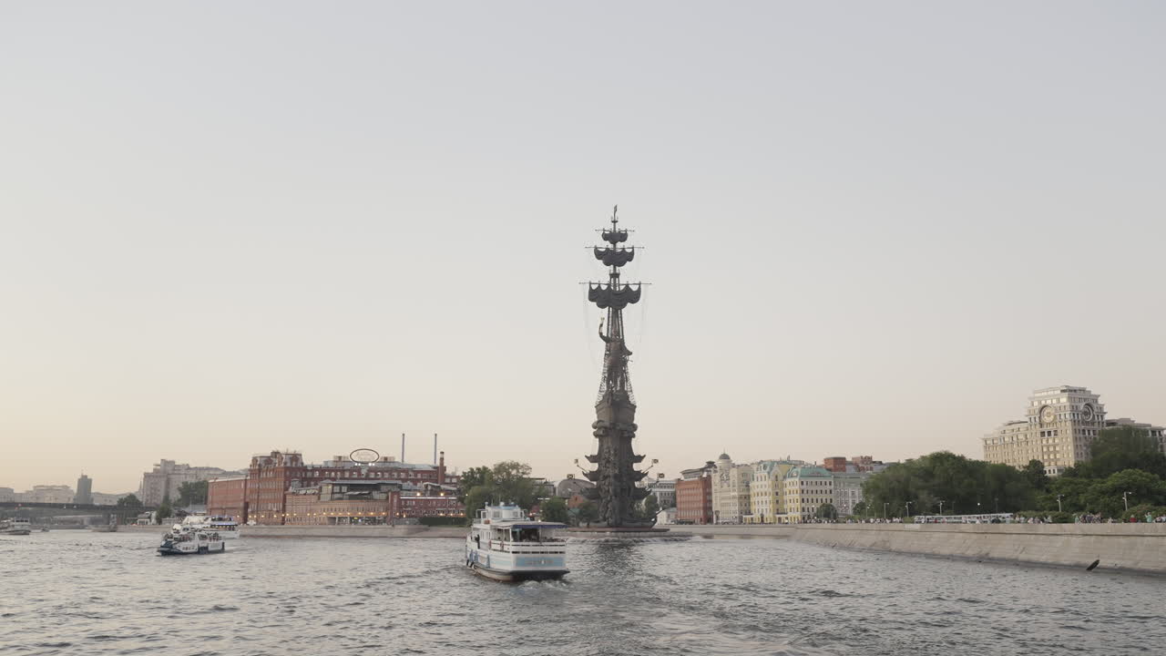 río de moscú con monumento y barcos