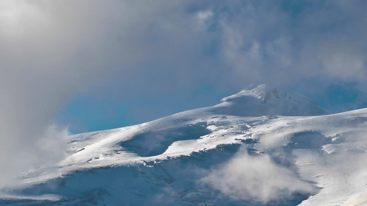 구름이 산봉우리를 지나 결국 그것을 덮다