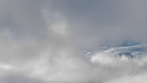 Wolken-Wehen-An-Einem-Gipfel-Vorbei-Und-Bedecken-Ihn-Schließlich