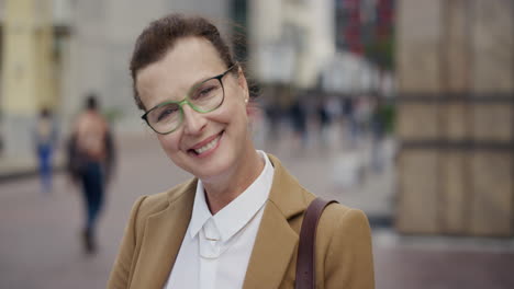 retrato elegante mujer de negocios senior sonriendo feliz disfrutando del estilo de vida urbano profesional exitosa mujer de mediana edad con gafas en la ciudad serie de personas reales