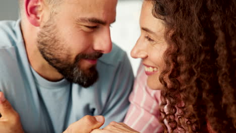 pareja, amor y feliz con un hombre y una mujer riendo