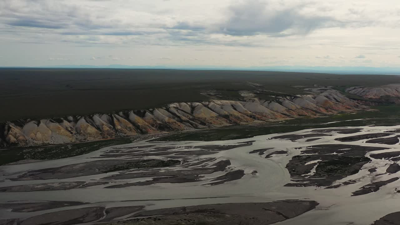 vuelo aéreo sobre un río seco en alaska al atardecer