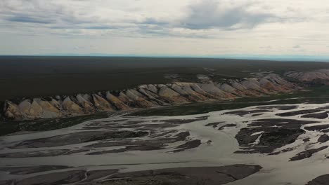 Luftflug-über-Einem-Ausgetrockneten-Fluss-In-Alaska-Bei-Sonnenuntergang