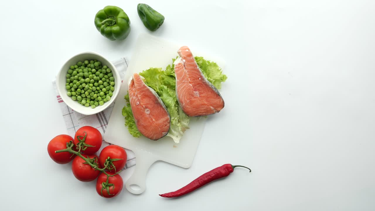 salmón crudo con verduras