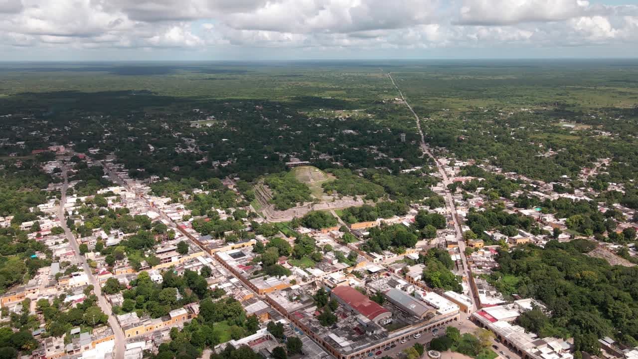 vista orbital de la pirámide maya de izamal, méxico.