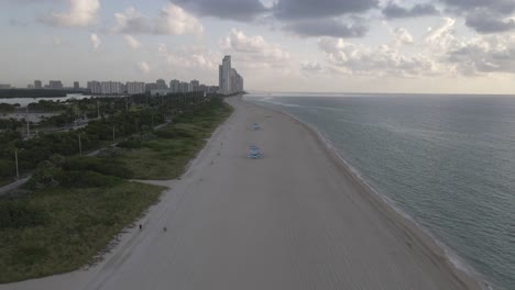 Der-Haulover-Beach-In-Miami-Ist-Während-Des-Luftüberflugs-Im-Frühen-Morgengrauen-Leer