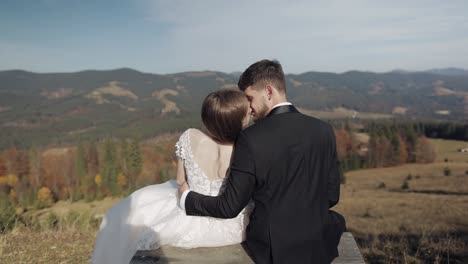 Recién-Casados.-Novio-Caucásico-Con-Novia-En-La-Ladera-De-La-Montaña.-Pareja-De-Novios.-Felices