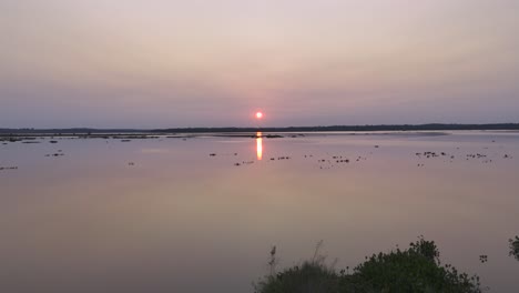 Herrlicher-Sonnenuntergang-über-Dem-Fluss