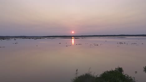 magnífica puesta de sol sobre el río